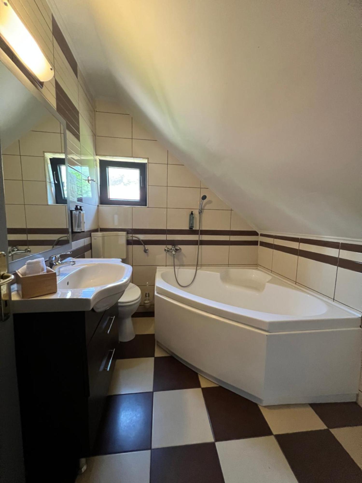 Garden Retreat (Adults Only) Hotel Törcsvár Kültér fotó